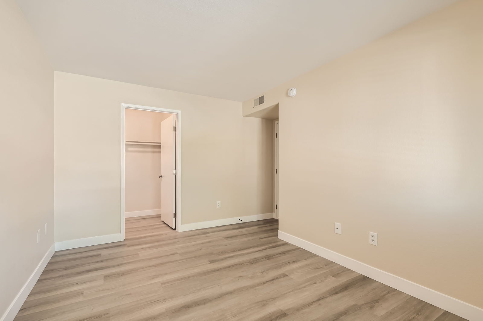 Building Photo - 950 Seven Hills Dr