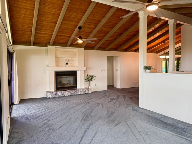 Building Photo - Beautiful 3 Bedroom / 2.5 Bathroom Home in Wailuku Heights!