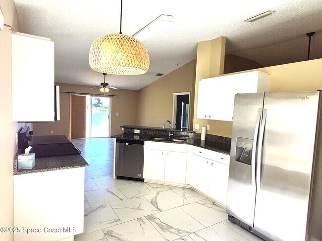 Building Photo - 2365 Bayhill Dr