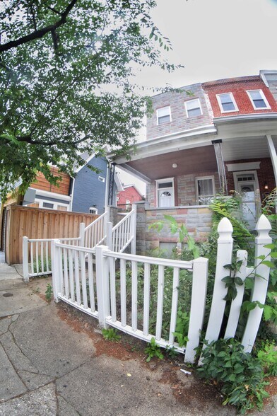 Building Photo - 3300 Chestnut Ave