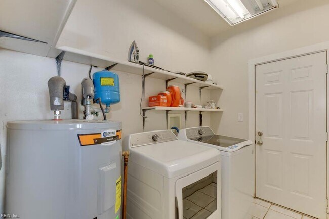 Building Photo - 407 Russell St