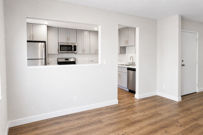 Building Photo - Remodeled Spacious 2BR/2BA in NoHo – Quiet 2nd Floor, Central A/C, 2 Parking Spaces