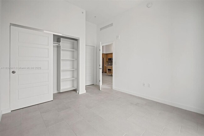 Building Photo - 2150 N Bayshore Dr