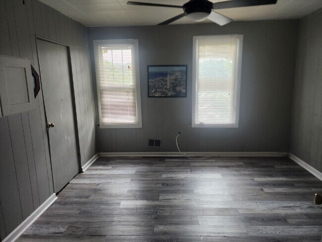 Building Photo - 2 bedroom 1 bed