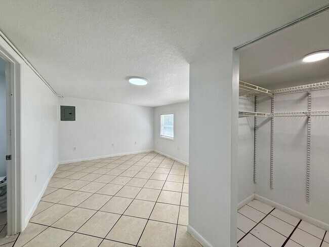 Building Photo - Four Bedroom Bradenton Rental - Large Yard