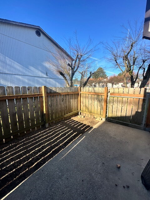 Building Photo - 1 - Bedroom Apartment, Corner Unit, Downstairs, Near Transportation