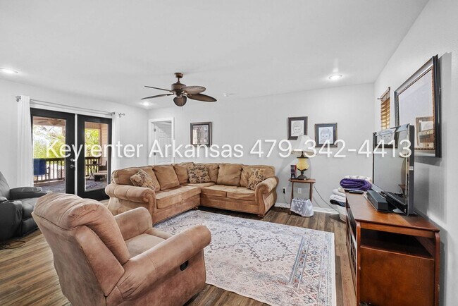 Building Photo - Charming 2 Bedroom Cottage-Style Home with Spacious Yard