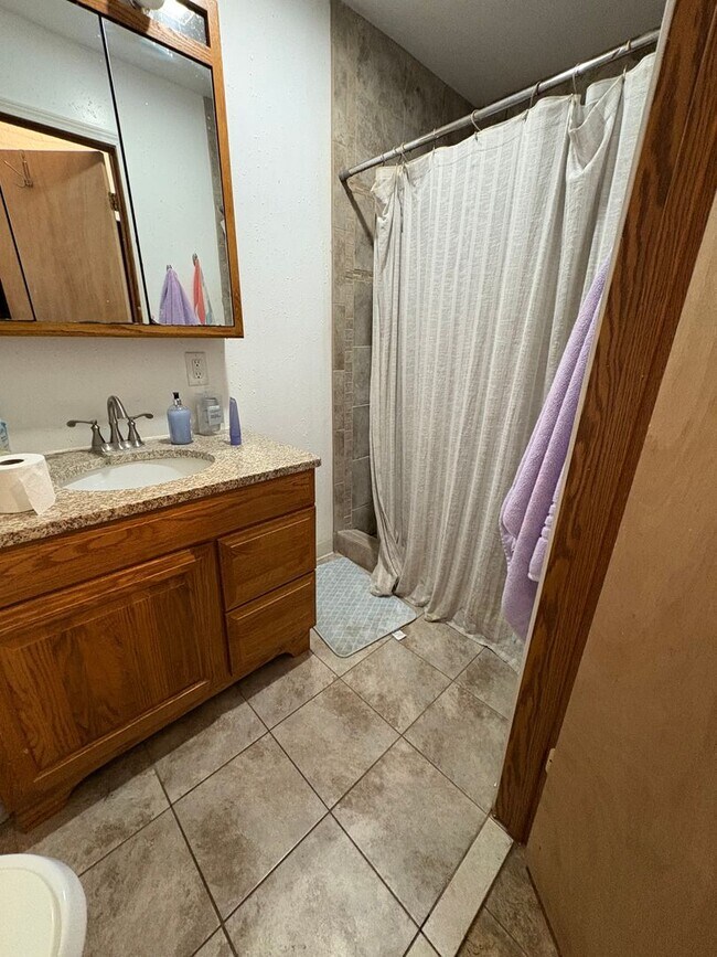 Building Photo - 4 Bedroom, 2 Bath House Near UWL and WWTC
