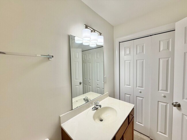 Building Photo - Newly Remodeled 3BD, 3BA Raleigh Townhome ...