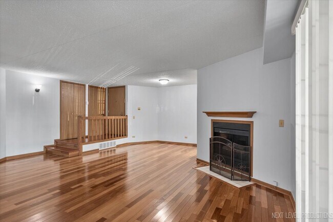 Building Photo - 451 Valley Dr