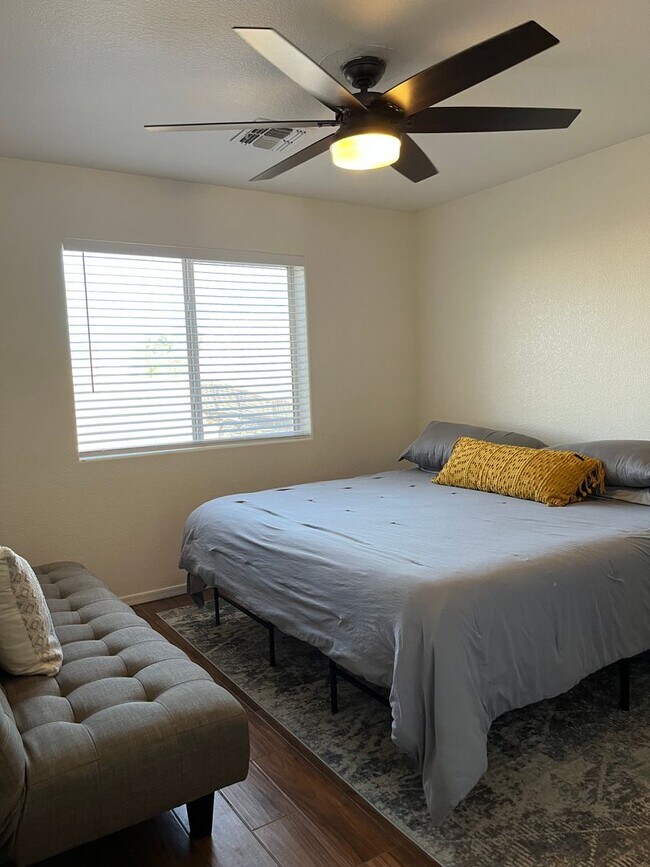Building Photo - VACATION RENTAL -- 2 Bedroom, 2 Bath