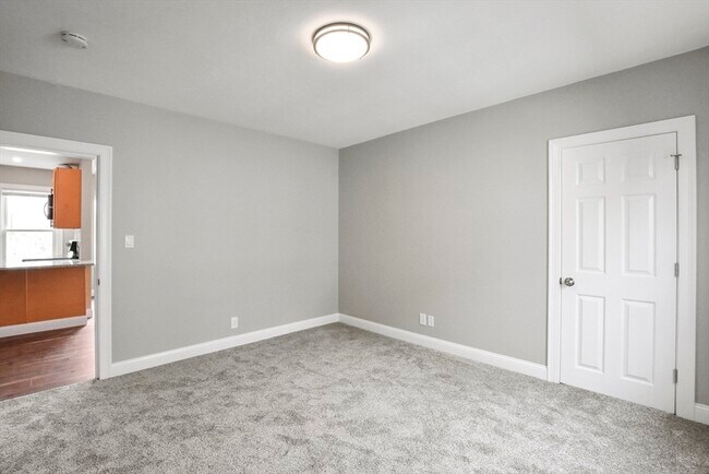 Building Photo - 27 Oak St