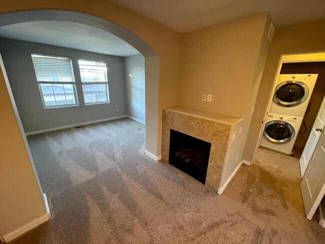 Building Photo - Cute Townhome In Stapleton! Master Suite! ...