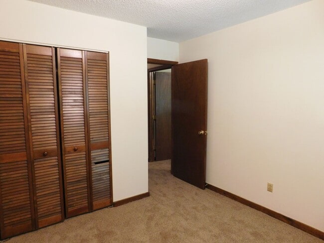 Building Photo - 2 Bedrooms, 1 bathroom Cathedral ceiling i...