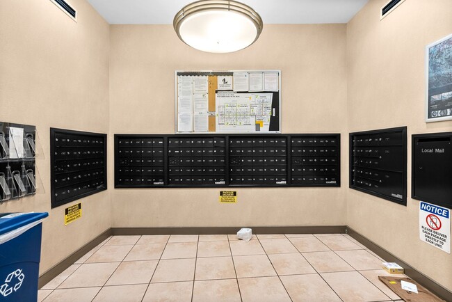 Building Photo - 1 Bed 1 Bath Plus Den - Silver Spring Condo - Garage Parking Space