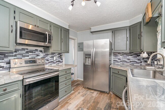 Building Photo - 1005 Home Trail