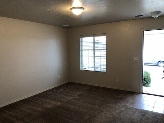 Building Photo - Walking distance to Settlers Park