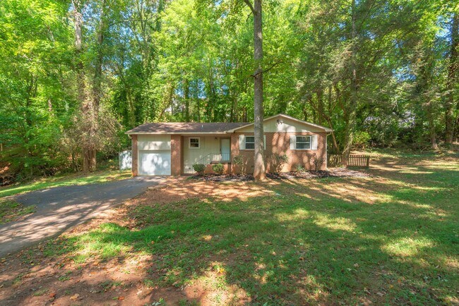 Building Photo - 7201 Dogwood Dr SW