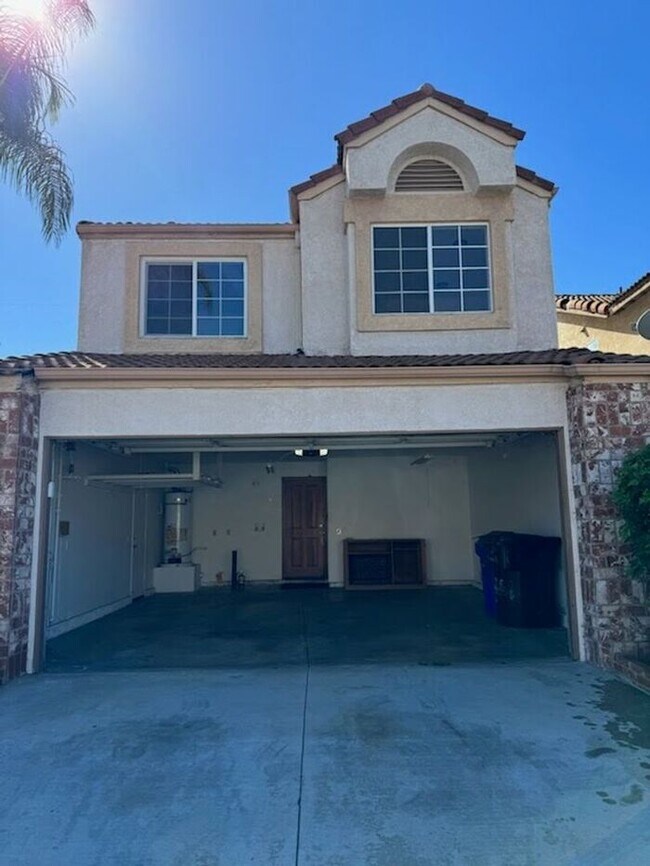 Building Photo - Beautiful 3 Bedroom House in Private Fontana Area CA 92337