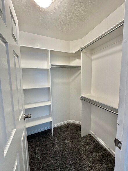 Building Photo - 1976 80 N