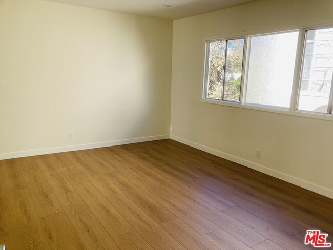 Building Photo - 348 Rexford Dr