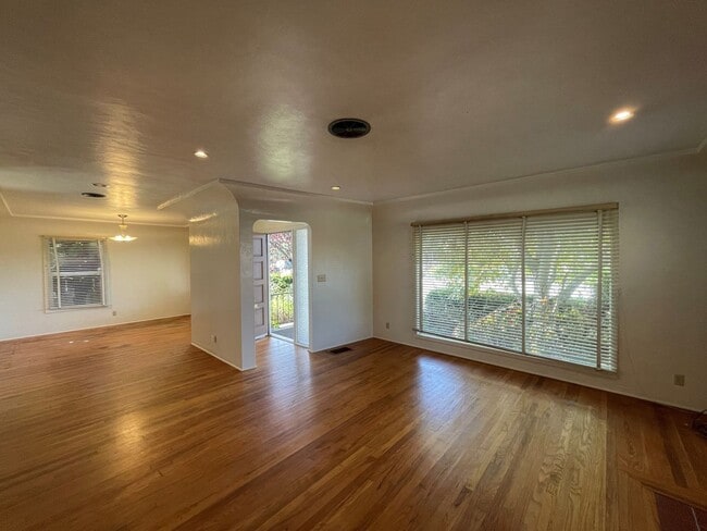 Building Photo - 1911 H St