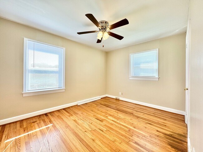 Building Photo - 3808 Parkwood Dr