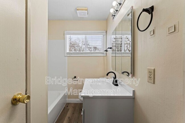 Building Photo - 230 Pat Ln