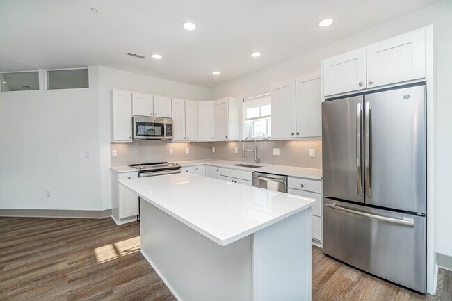 Building Photo - 256 Manhattan Blvd