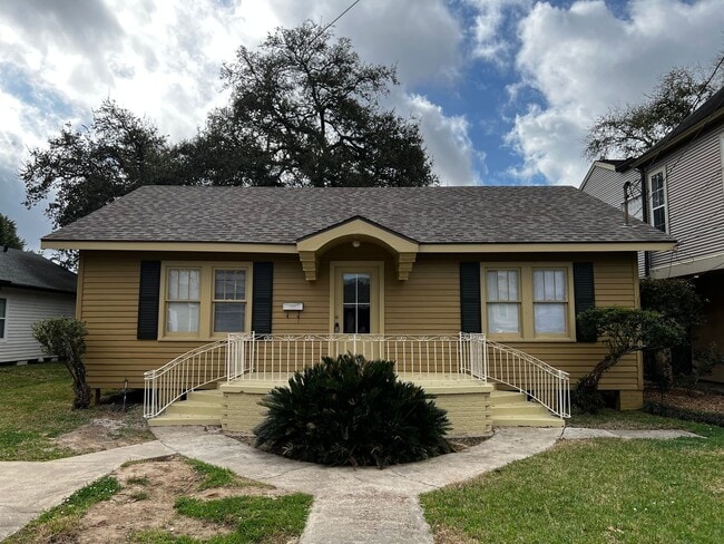 Building Photo - Two bedroom, One Bathroom , near UL