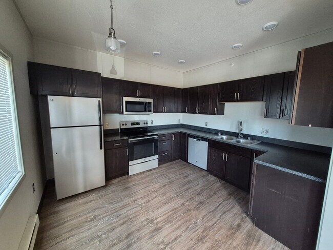 Building Photo - 458 N Creek Dr