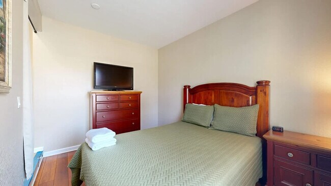 Building Photo - 853 N Blackstone Ct