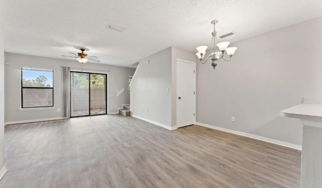 Building Photo - 2/2.5 Townhome with garage