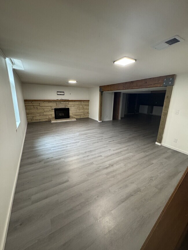 Building Photo - 840 N Waddington Ave