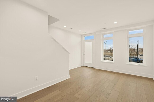 Building Photo - 2607 1st St NW