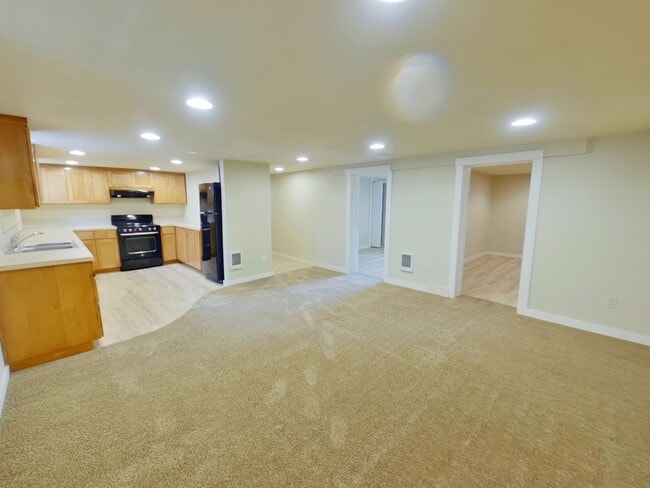 Building Photo - 962 NW Van Buren Ave