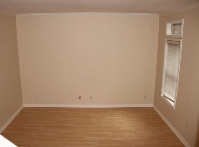 Building Photo - Conveniently Located