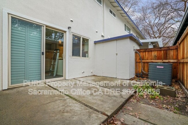 Building Photo - 8811 Salmon Falls Dr