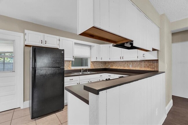 Building Photo - 618 Glenoak St N