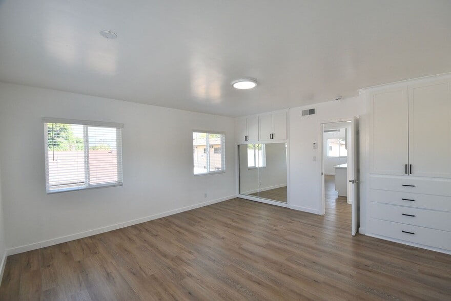 Building Photo - 1212 N Hollywood Way