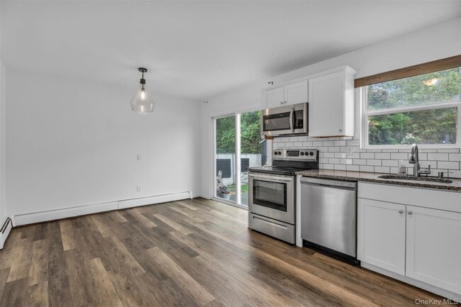 Building Photo - 98 Dahlia Dr