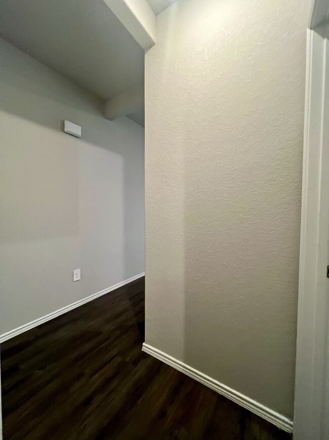 Building Photo - 596 Jennifer Wy