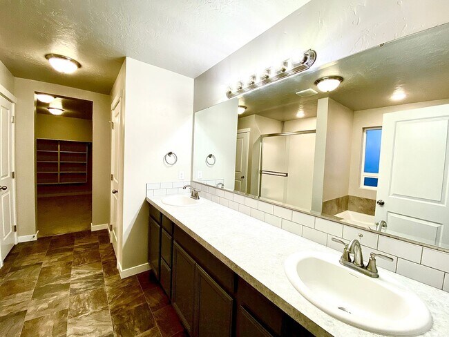 Building Photo - Beautiful 4 Bedroom, 4 Car Garage With Small Trailer Parking in Star - Available NOW