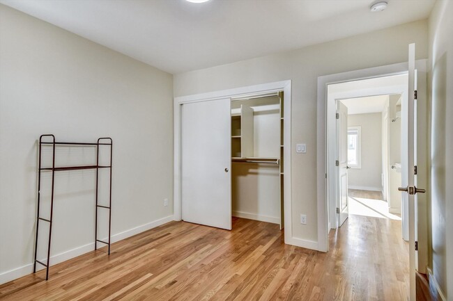 Building Photo - Spacious and Tastefully Remodeled Upper Flat