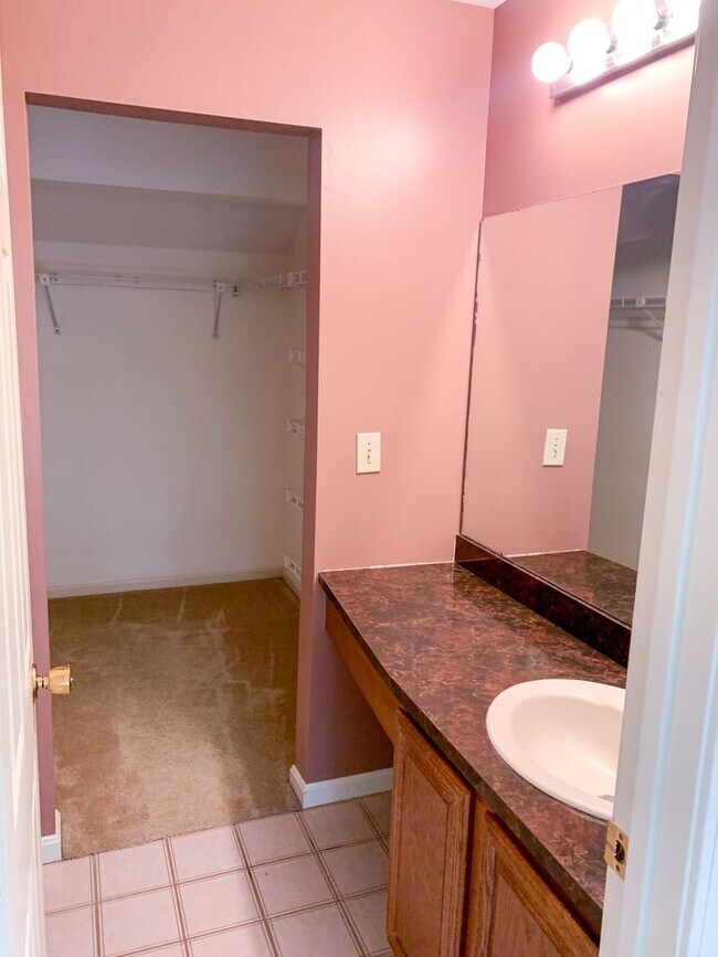 Building Photo - 3 Bedroom Condo Available for Aug. 1st