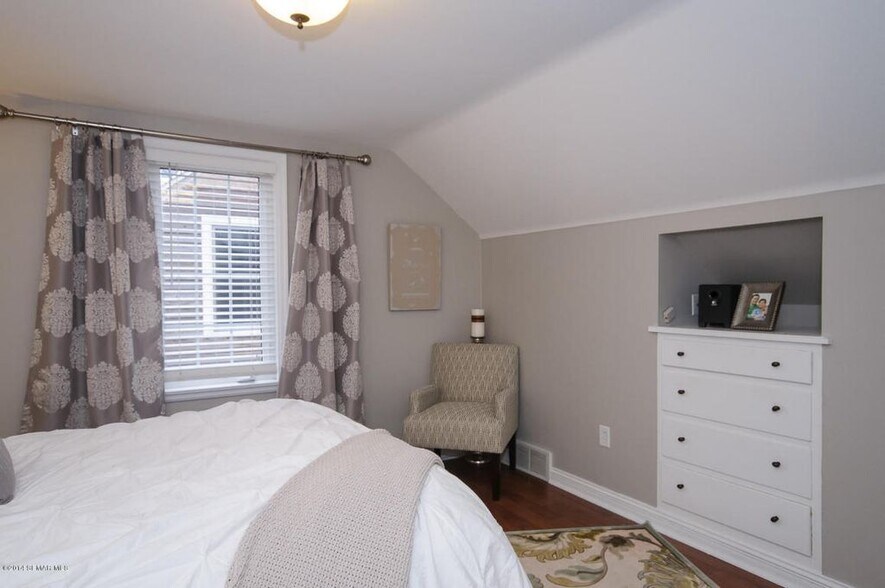 Upper level primary suite with attached full bath and walk-in closet - 728 12th Ave NE