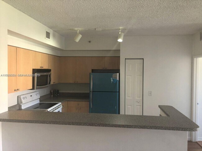 Building Photo - 8010 N Nob Hill Rd