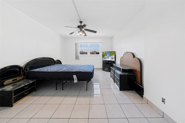 Building Photo - 319 NE 14th Ave