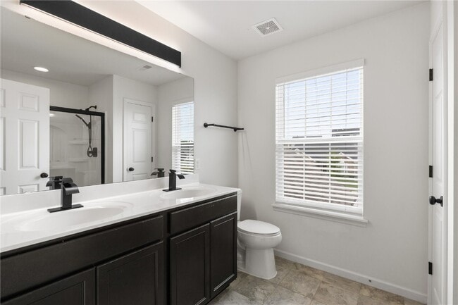 Building Photo - 945 Crestwood Ln