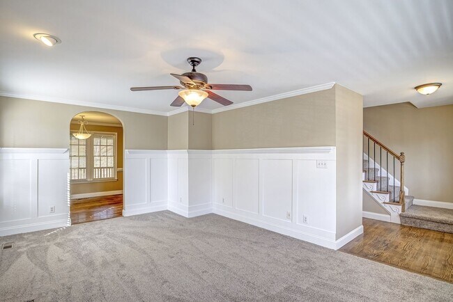 Building Photo - 3 Bedroom Home with Large Fenced in Yard, 2 Car Garage & Bonus Room!